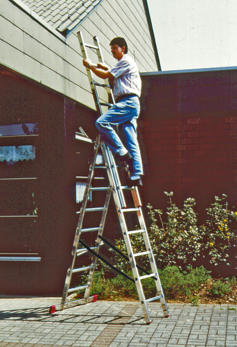Трехсекционная лестница 3x12 рабочая высота 9.2 м